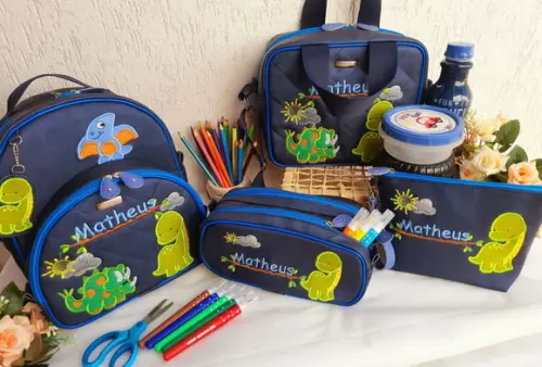 Kit escolar 4 peças material sintético Dinossauro