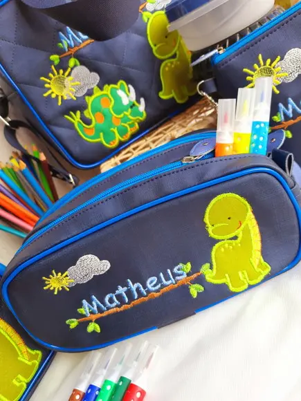 Kit escolar 4 peças material sintético Dinossauro