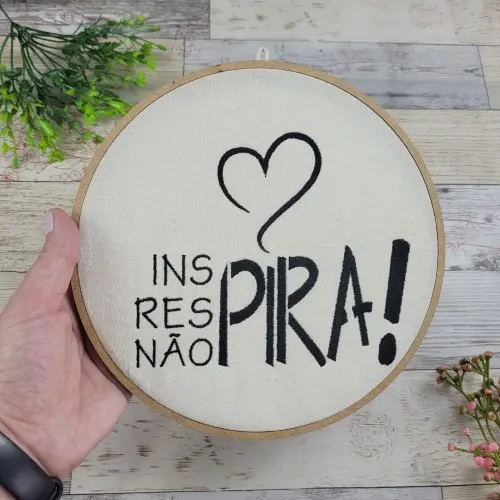 Quadro Bastidor Bordado Algodão Cru - Não pira