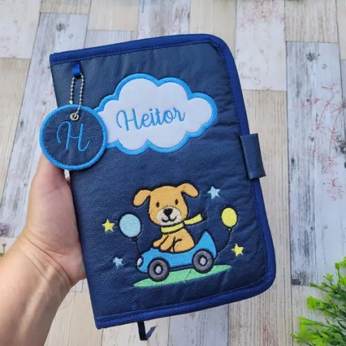 Capa Caderneta de Vacinação Cachorro no Carro Bordada Nome