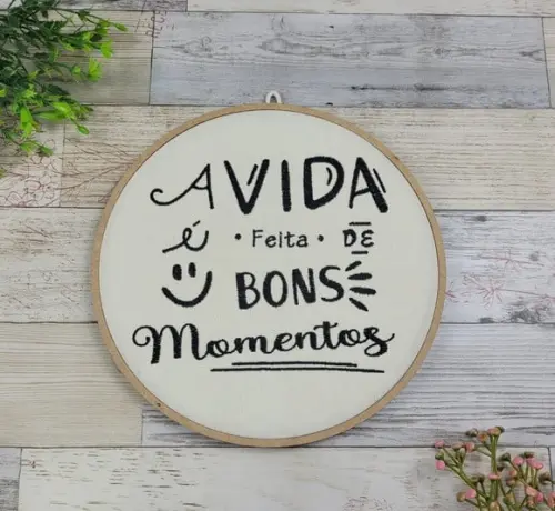 Quadro Bastidor Bordado Algodão Cru - Bons momentos