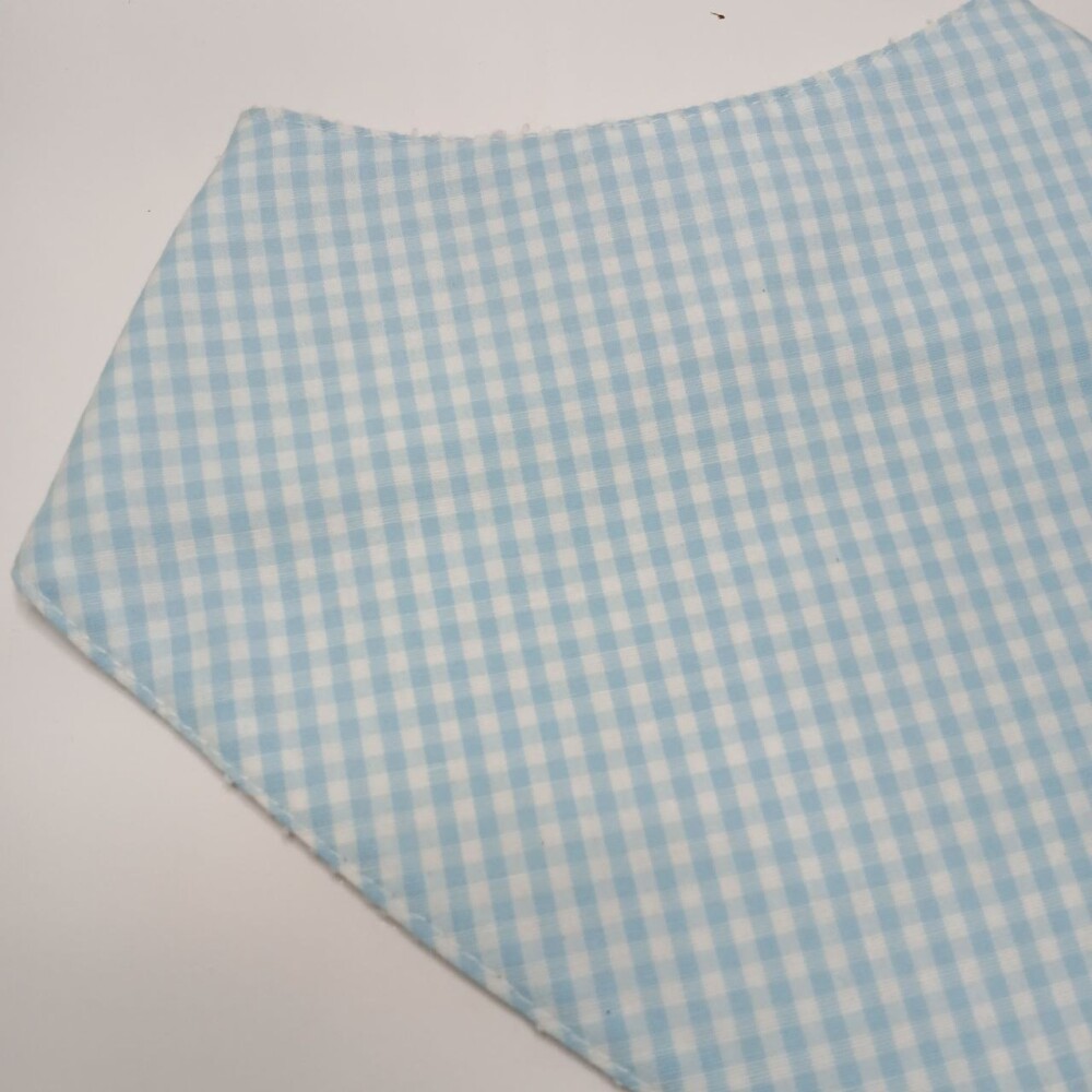 Babador Bandana Bebê Menino Xadrez Azul Claro - Algodão Absorve