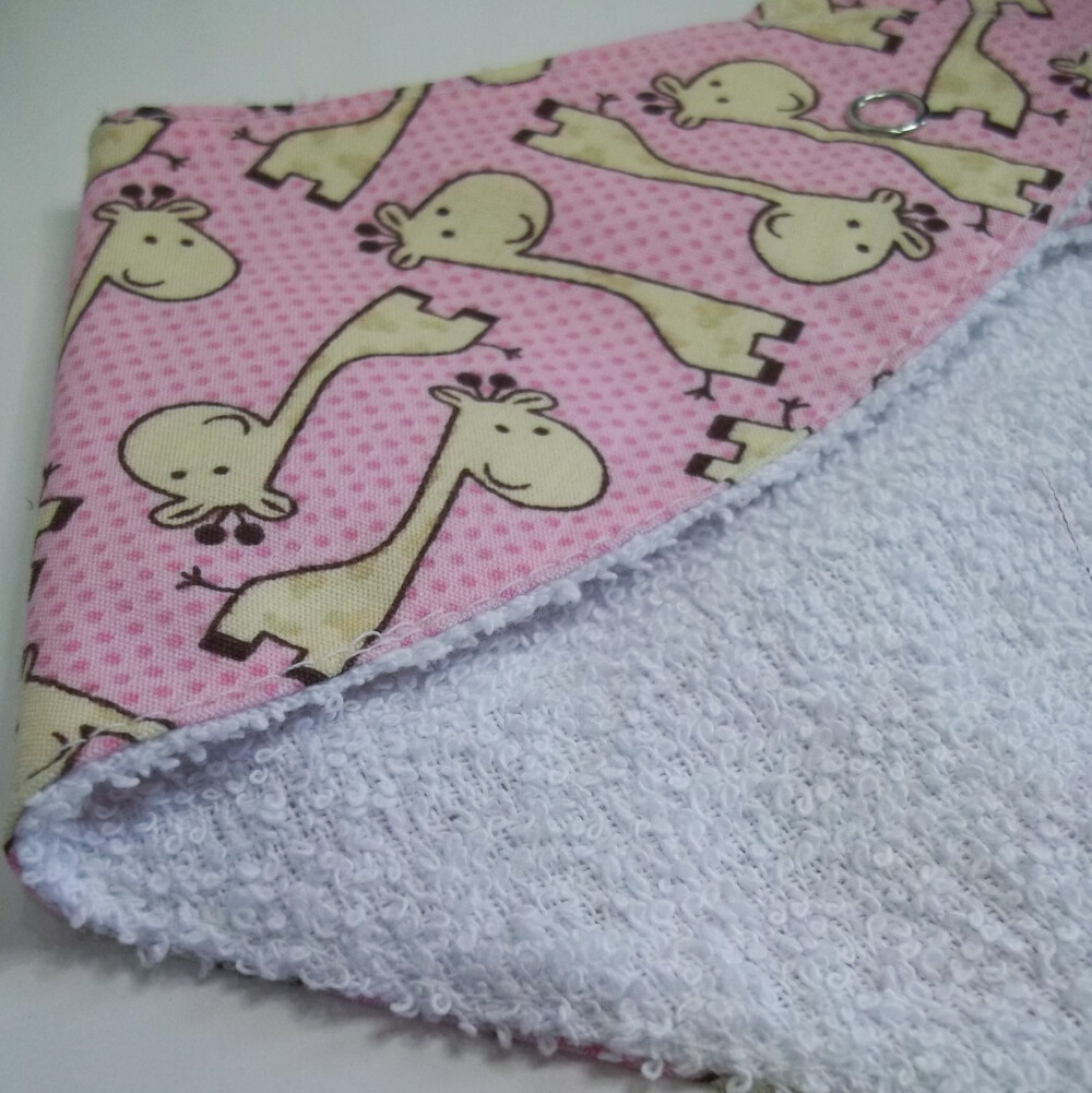 Babador Bandana Bebê Girafinha Rosa – Algodão Macio, Absorven