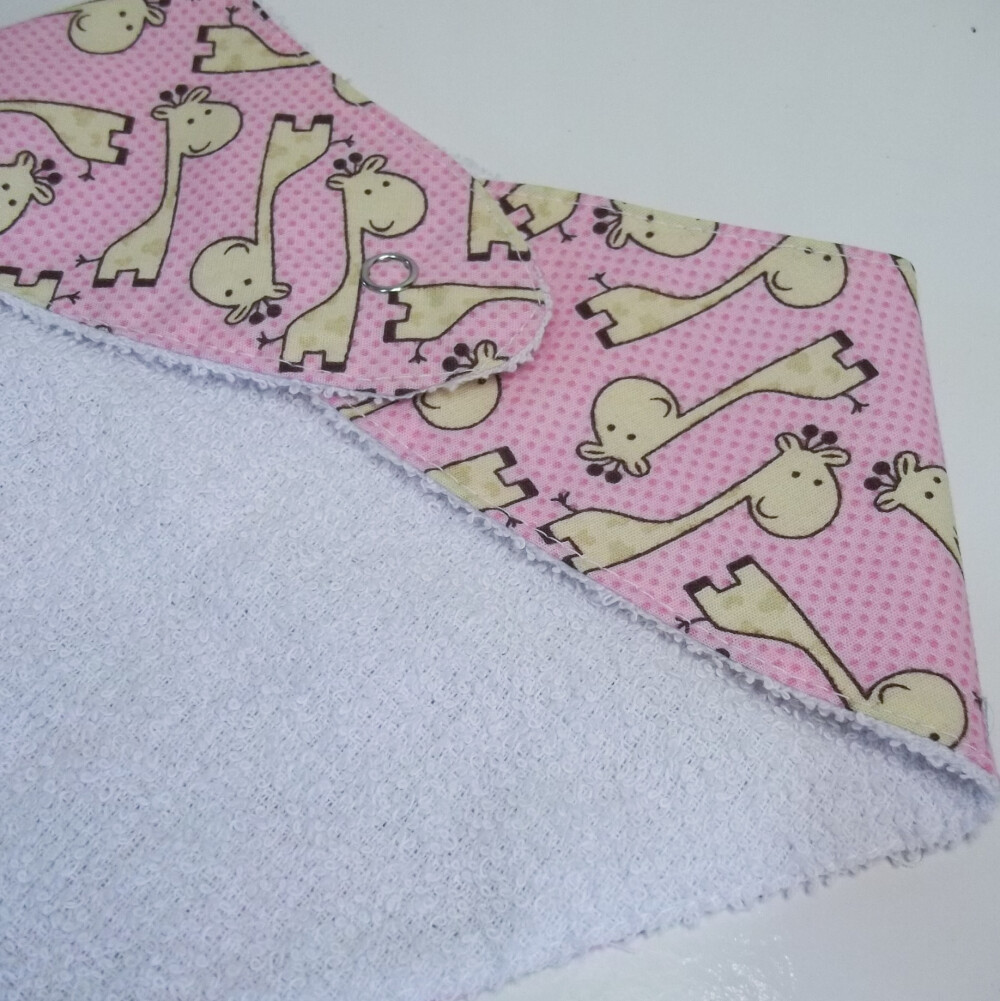 Babador Bandana Bebê Girafinha Rosa – Algodão Macio, Absorven