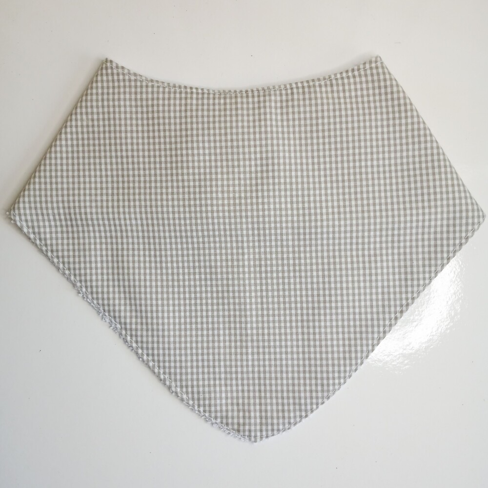 Babador Bandana Bebê Xadrez Cinza Unissex - 100% Algodão Macio 