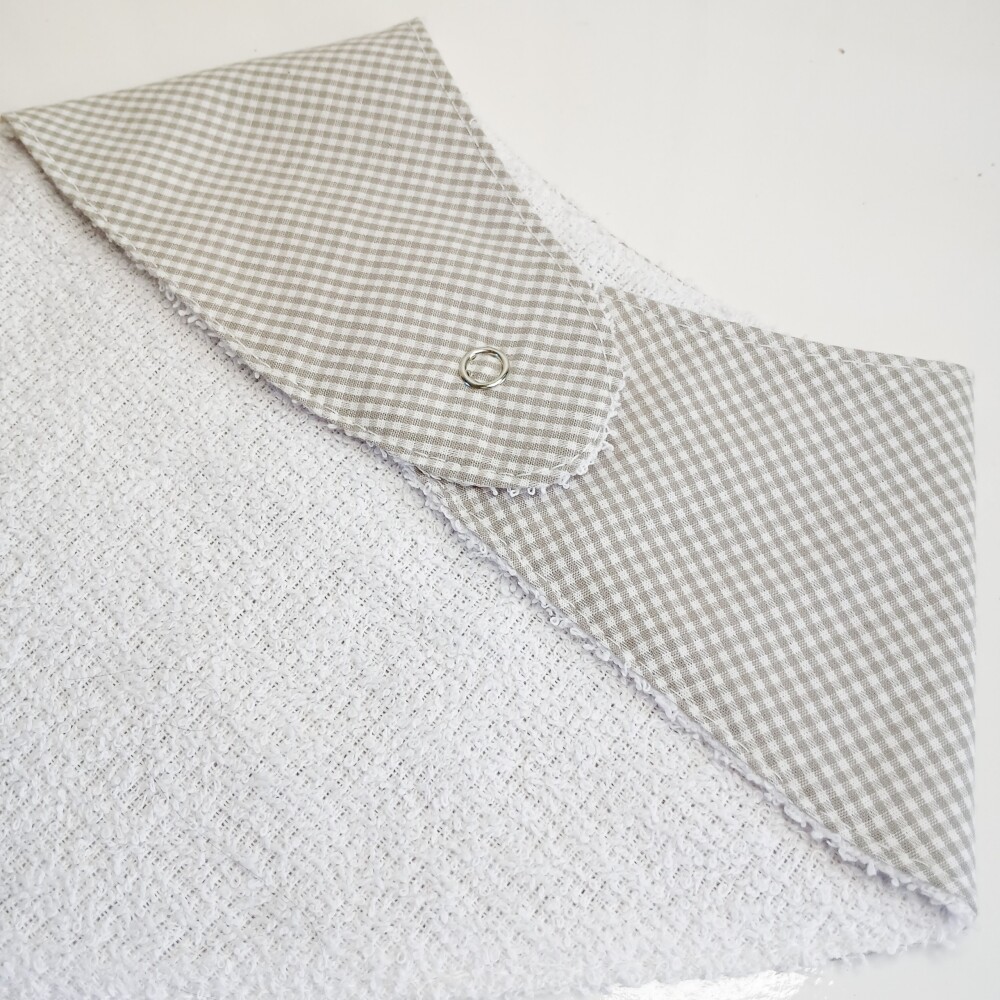 Babador Bandana Bebê Xadrez Cinza Unissex - 100% Algodão Macio 