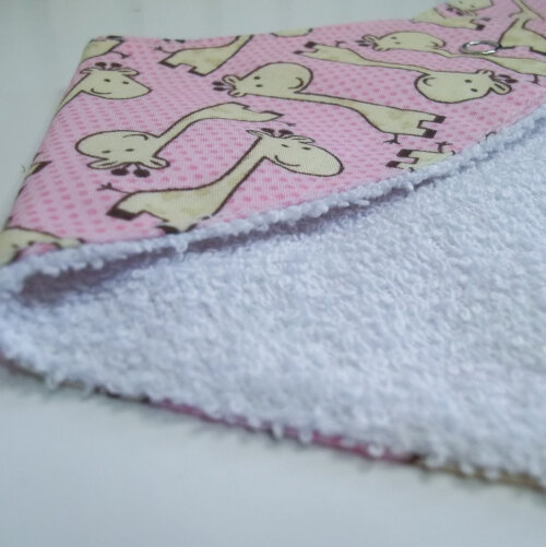 Babador Bandana Bebê Girafinha Rosa – Algodão Macio, Absorven