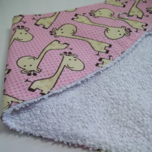 Babador Bandana Bebê Girafinha Rosa – Algodão Macio, Absorven