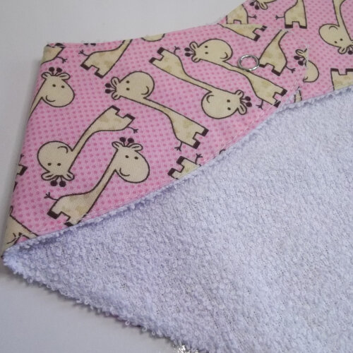 Babador Bandana Bebê Girafinha Rosa – Algodão Macio, Absorven