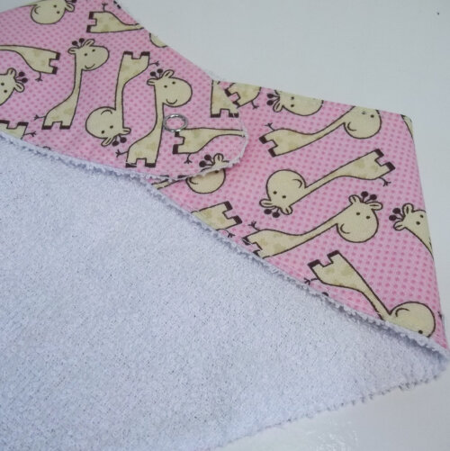 Babador Bandana Bebê Girafinha Rosa – Algodão Macio, Absorven