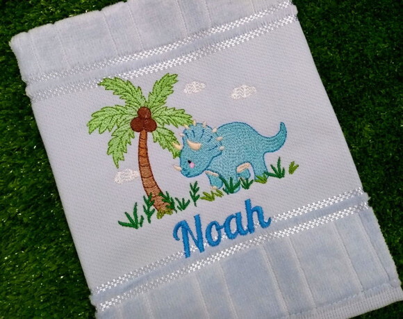 Toalha de Mão Bordada c/ Nome Dino Triceratops