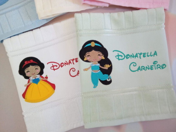 Kit com 5 Toalhinhas Bordadas - Princesas