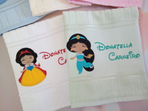 Kit com 5 Toalhinhas Bordadas - Princesas
