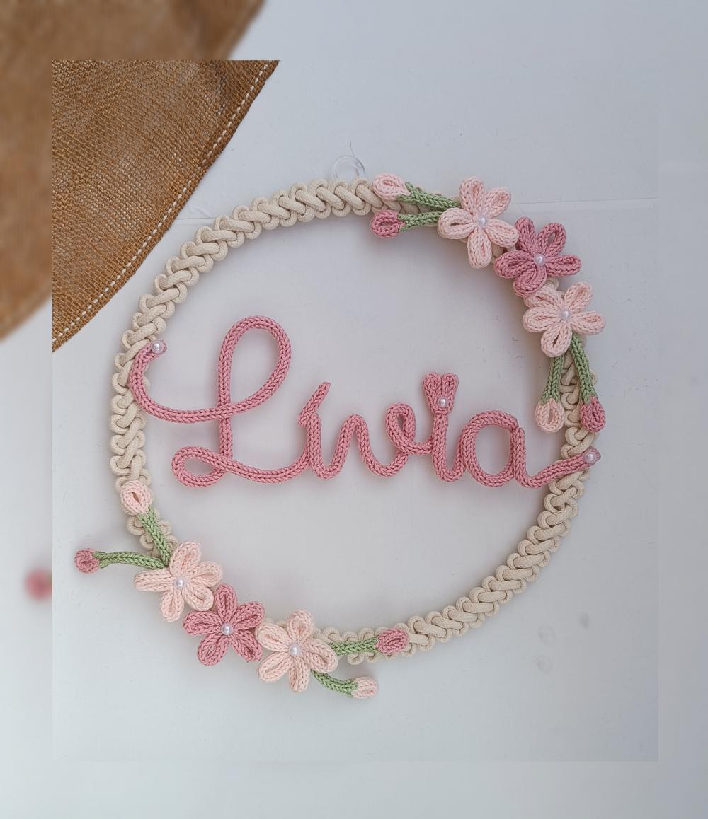 Guirlanda 6 flores + nome 5 letras em tricotin