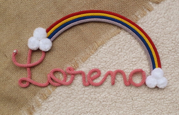 Arco Íris + nome 6 letras em tricotin