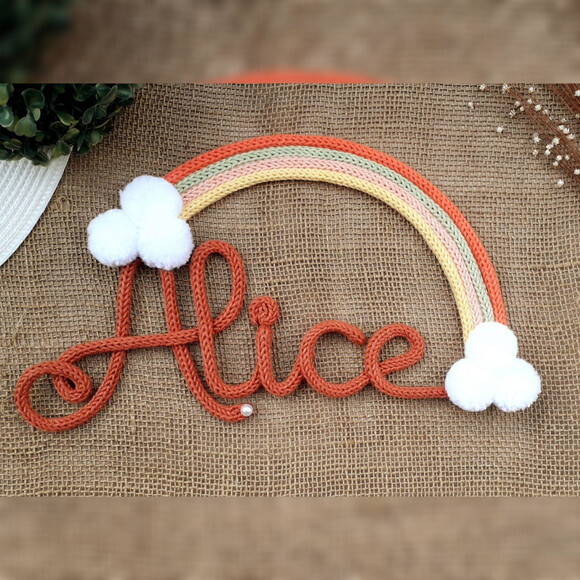 Arco Íris + nome 5 letras em tricotin
