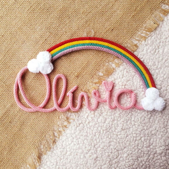 Arco Íris + nome 6 letras em tricotin