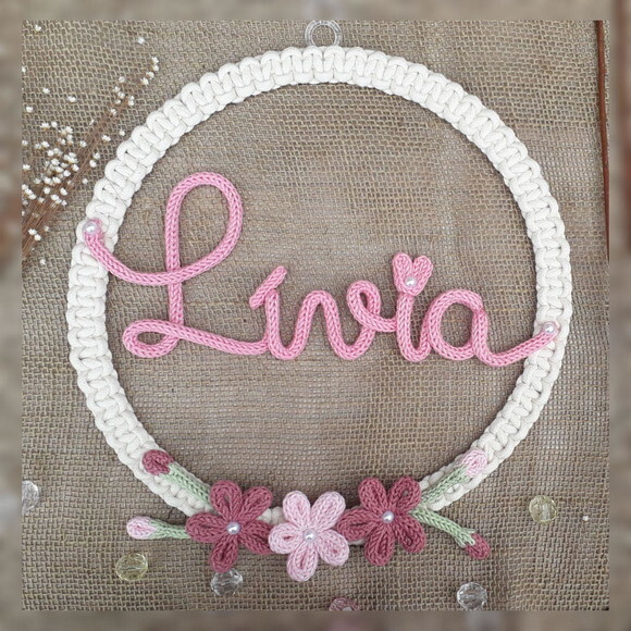 Guirlanda com 3 flores + nome 5 letras