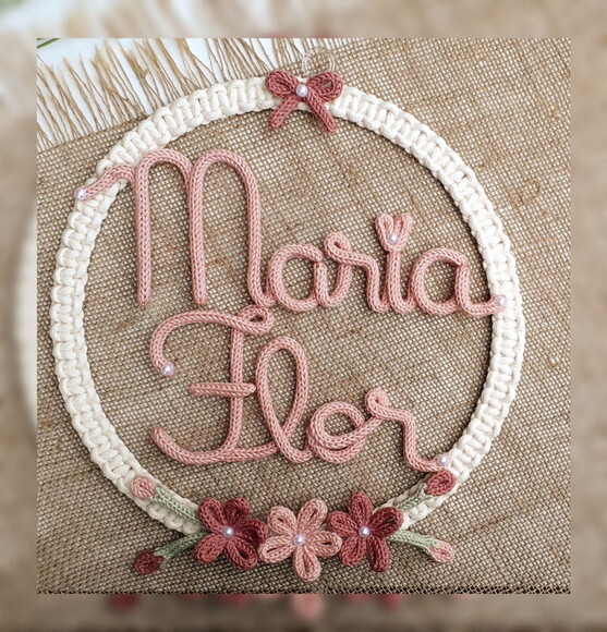 Guirlanda com 3 Flores + Nome 9 Letras