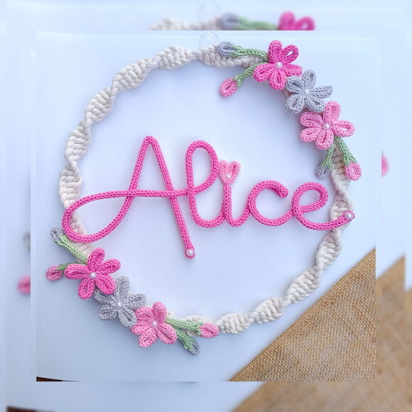 Guirlanda com 6 Flores + Nome 4 Letras