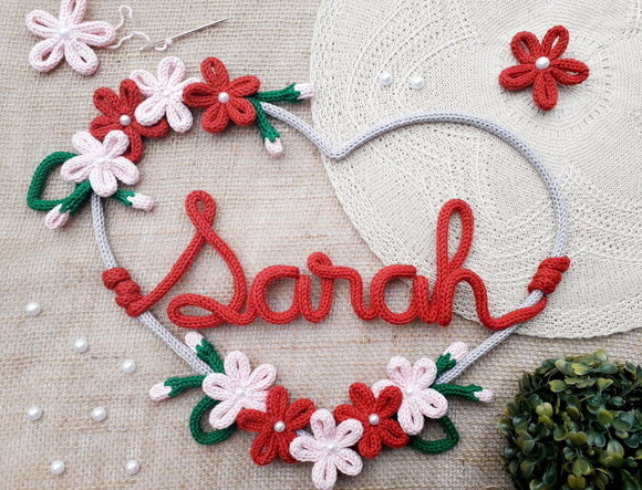Guirlanda Coração com 9 flores + nome 5 letras