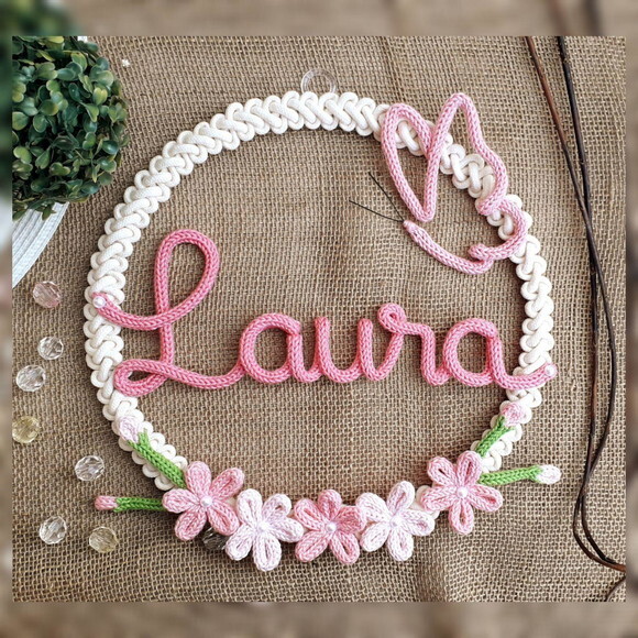 Guirlanda Macramé 5 Flores E Borboleta + Nome 5 Letras