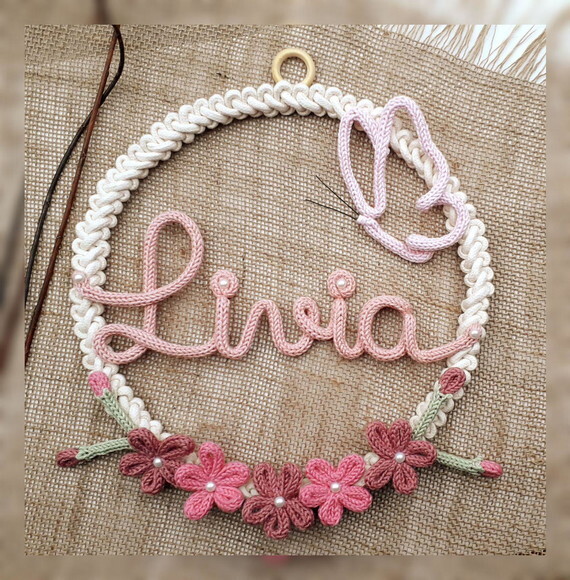Guirlanda Macramé 5 Flores e Borboleta + Nome 9 Letras