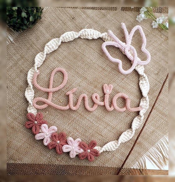 Guirlanda Macramé 5 Flores e Borboleta + Nome 9 Letras