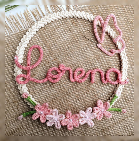 Guirlanda Macramé 5 Flores e Borboleta + Nome 9 Letras