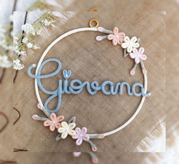 Guirlanda Tricotin 6 Flores + Nome 4 Letras