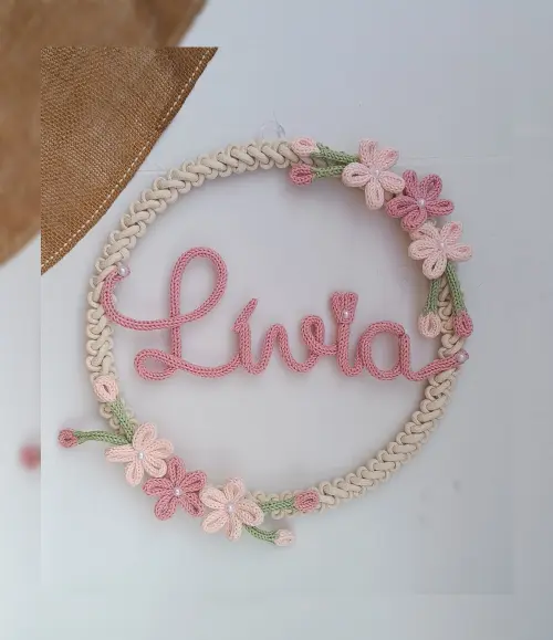 Guirlanda 6 flores + nome 5 letras em tricotin