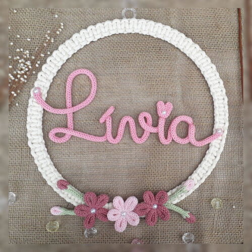 Guirlanda com 3 flores + nome 5 letras