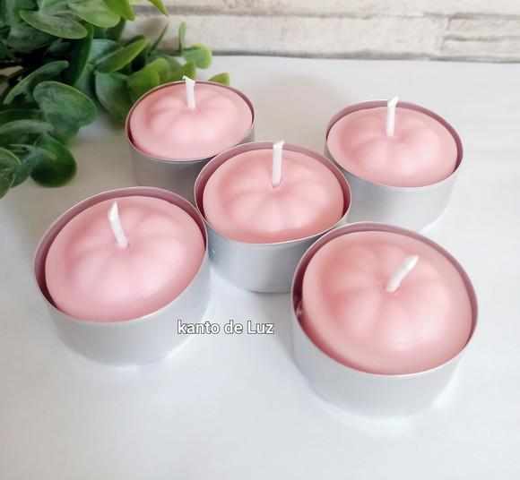 Latinha com vela rosa aromatizada