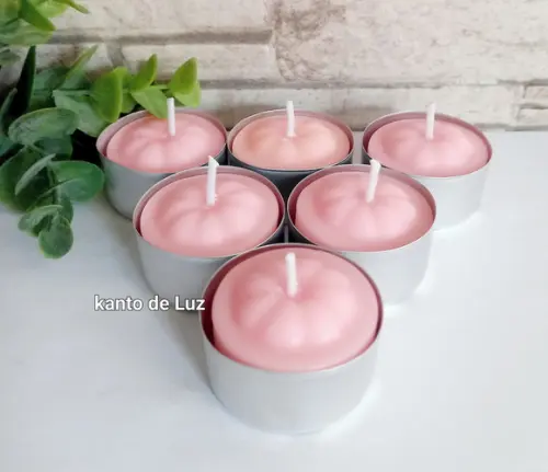Latinha com vela rosa aromatizada