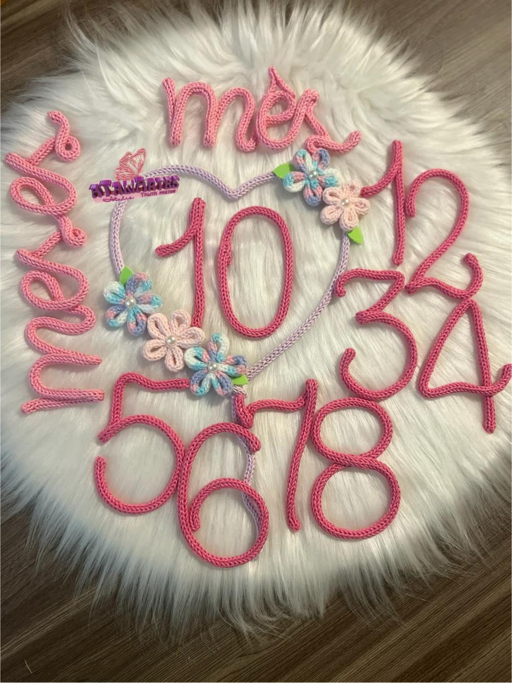 Kit mêsversário menina coração florido personalizado em trico