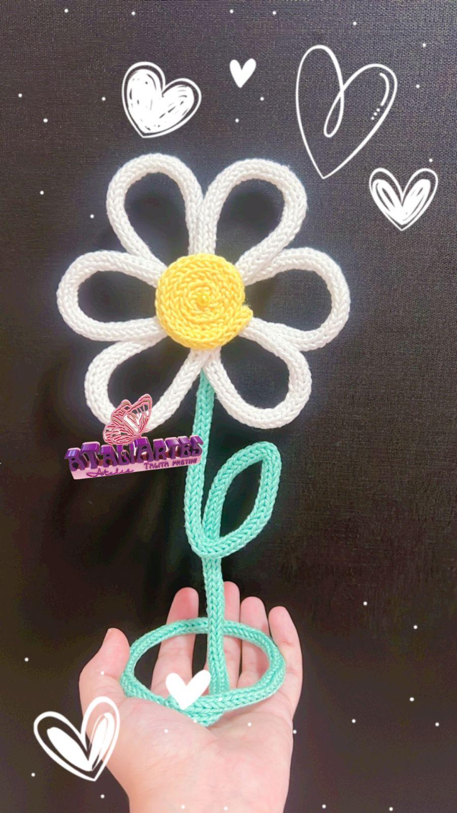 Flor decorativa personalizada em tricotin