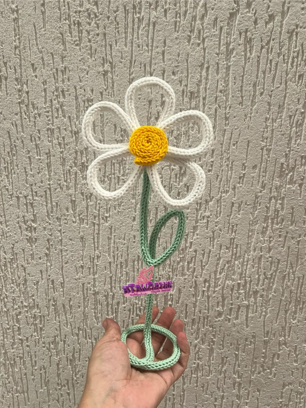 Flor decorativa personalizada em tricotin