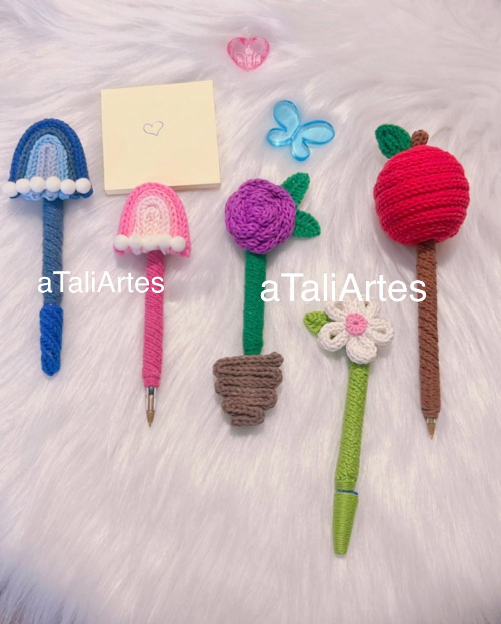 Caneta decorada personalizada em tricotin