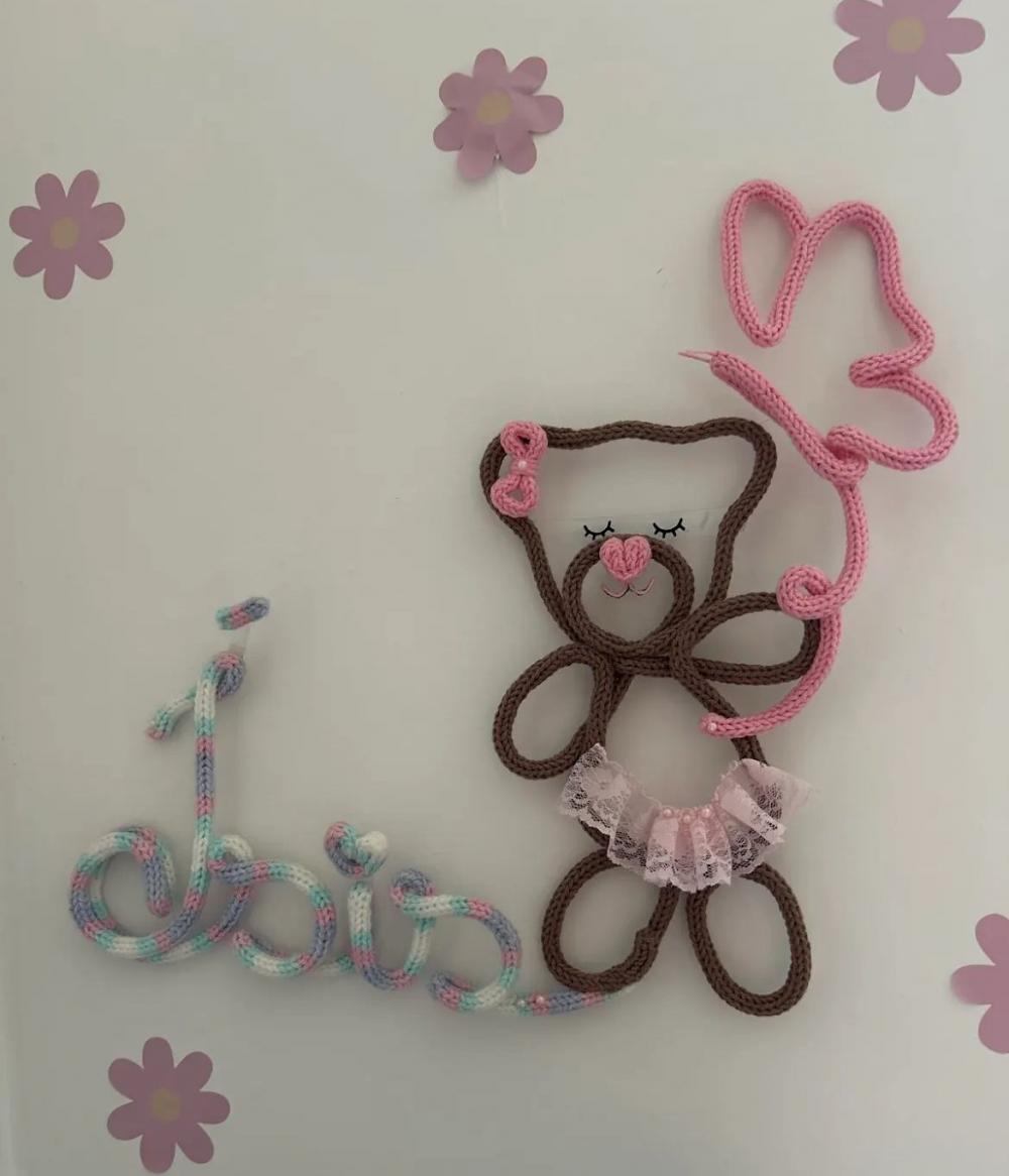 Porta maternidade Nome com dois desenhos em tricotin aTaliArtes