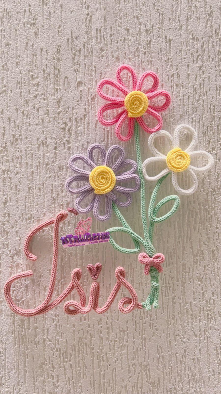 Porta maternidade Nome com três flores personalizado em tricotin