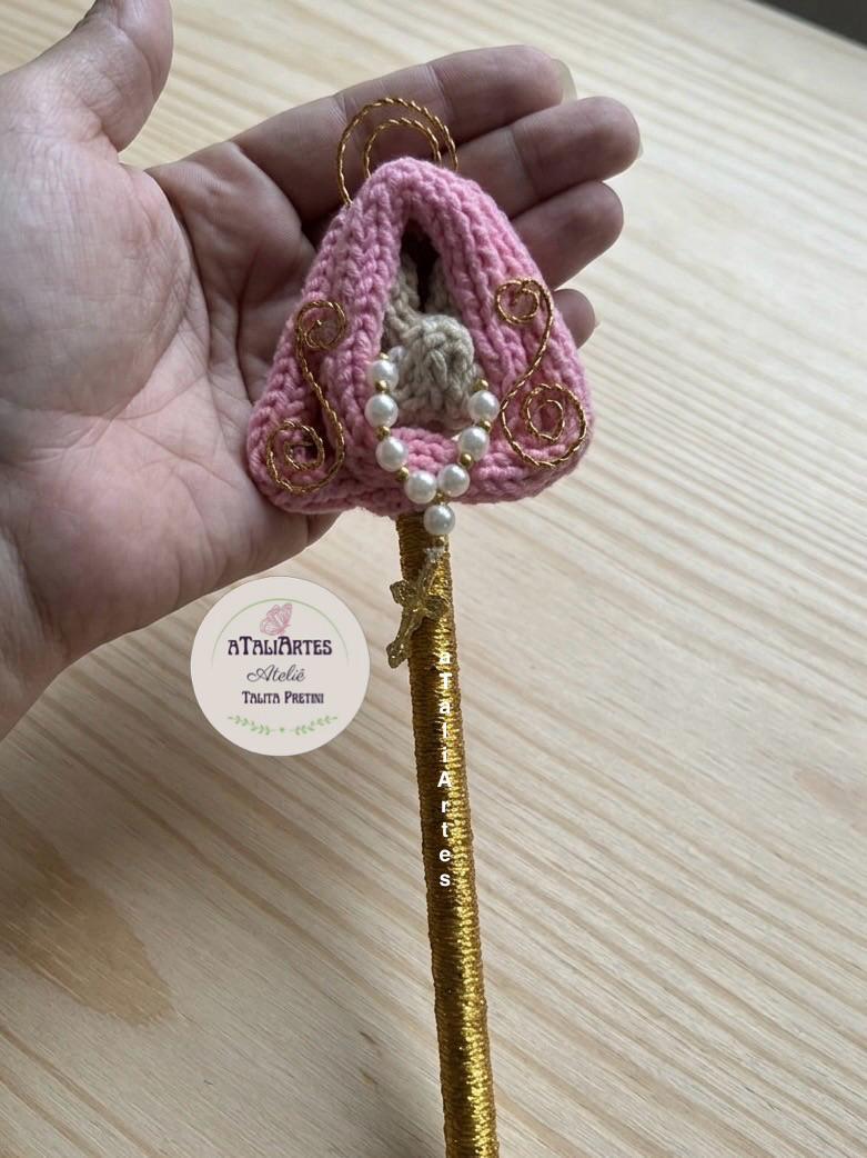 Caneta Nossa Senhora personalizada em tricotin