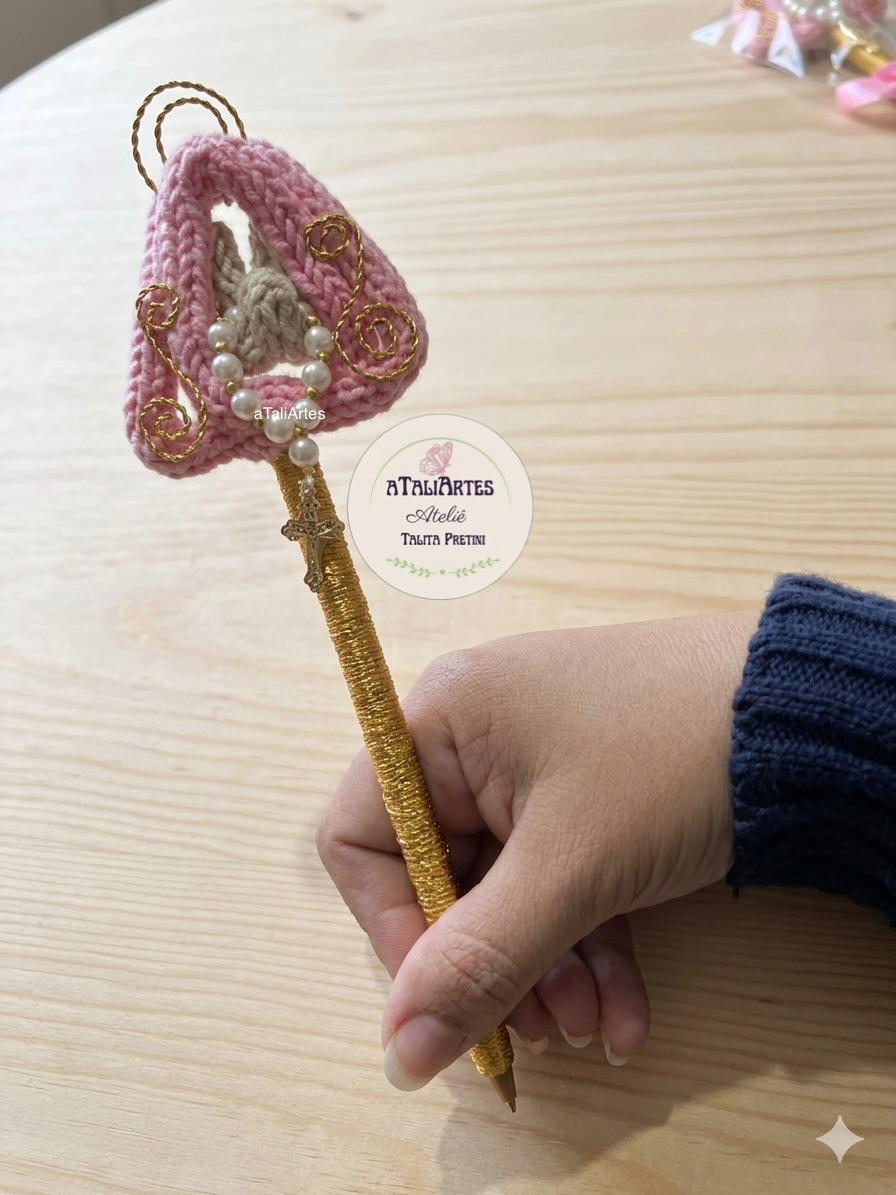 Caneta Nossa Senhora personalizada em tricotin