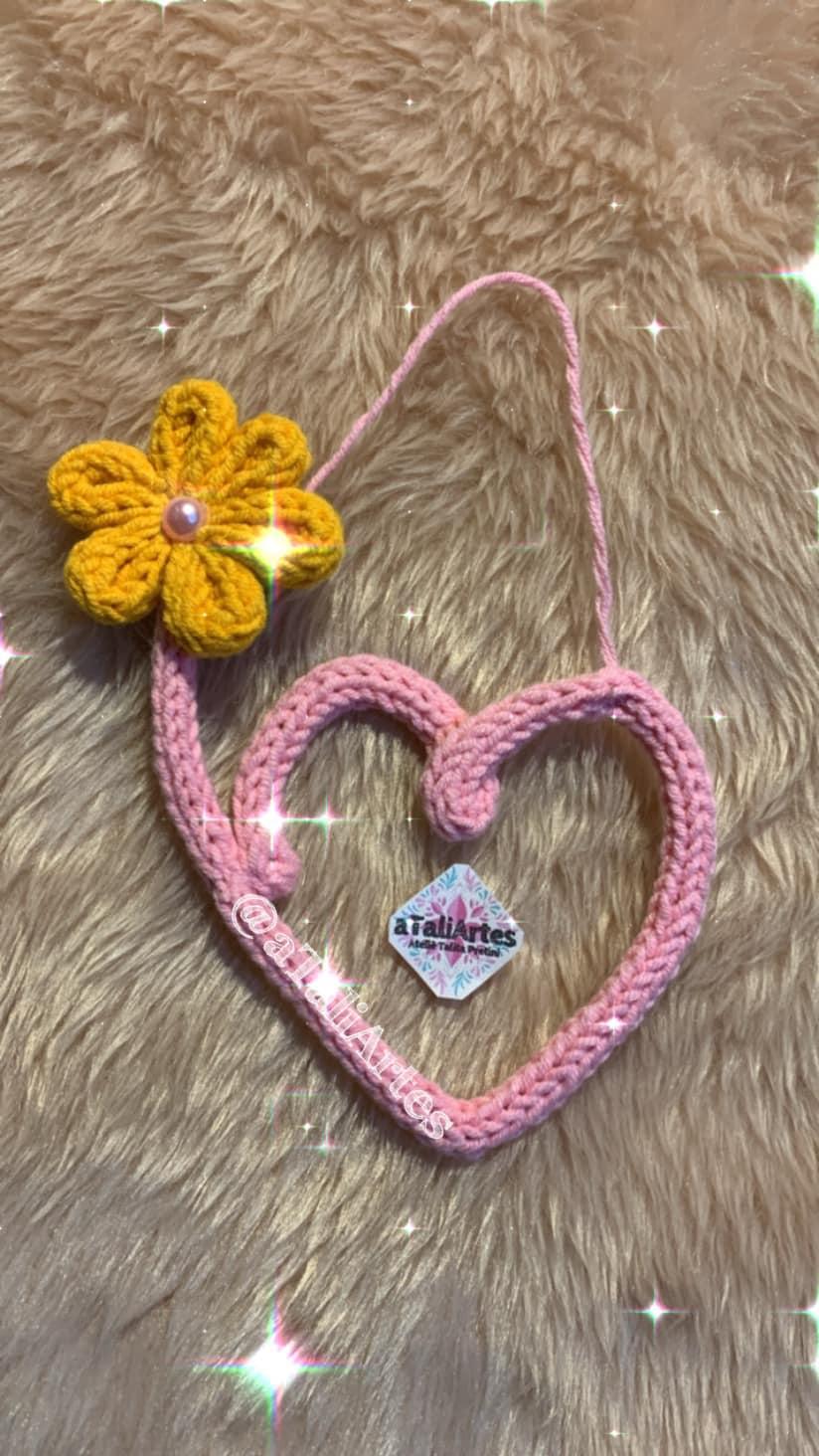 Pingente de Maçaneta em Tricotin Coração com Flor de Porta