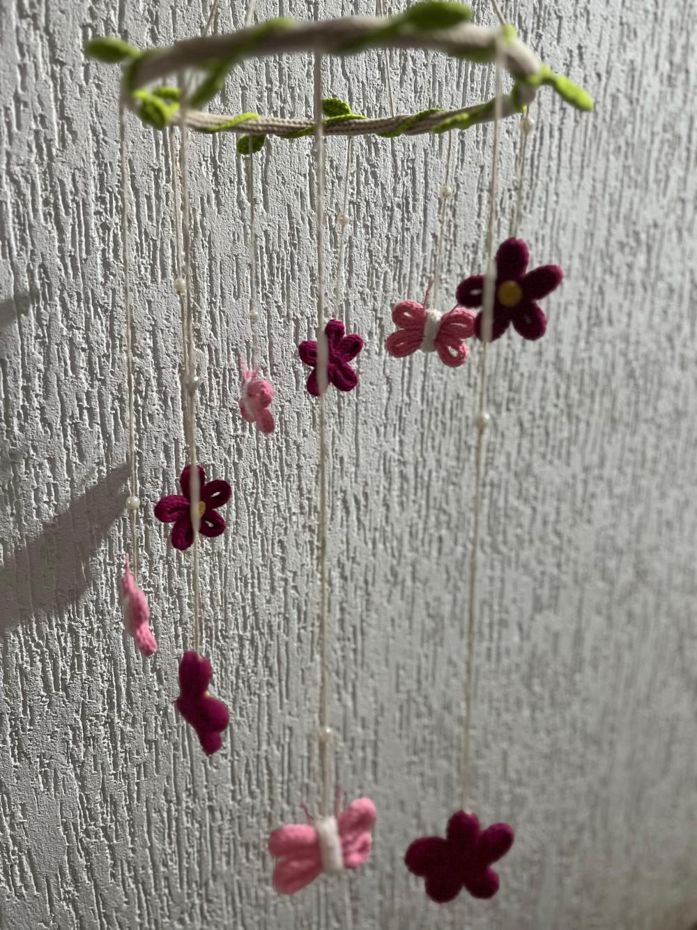 Móbile Borboletas e Flores em Tricotin