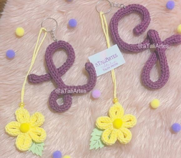 Chaveiro de Letra Feminino Personalizado em Tricoctin