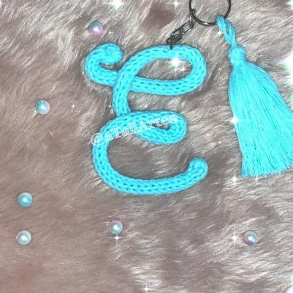 Chaveiro Letra Inicial com Tassel em Tricotin