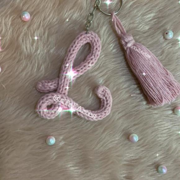 Chaveiro Letra Inicial com Tassel em Tricotin
