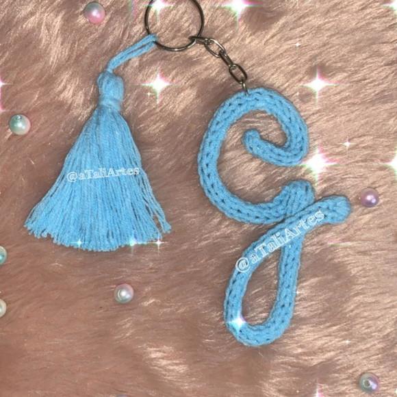 Chaveiro Letra Inicial com Tassel em Tricotin