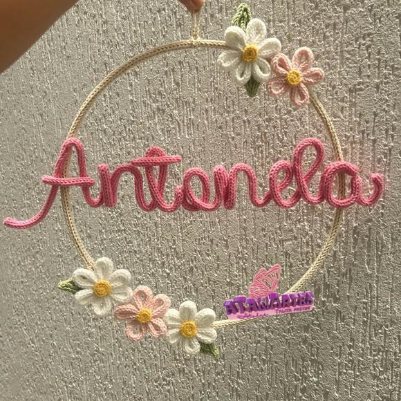 Porta Maternidade Guirlanda Margaridas em Tricotin