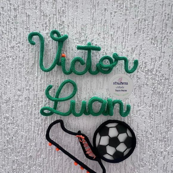 Porta Maternidade Nome Composto Chuteira e Bola em Tricotin